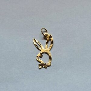 10k stamped yellow gold playboy bunny necklace pendant / charm